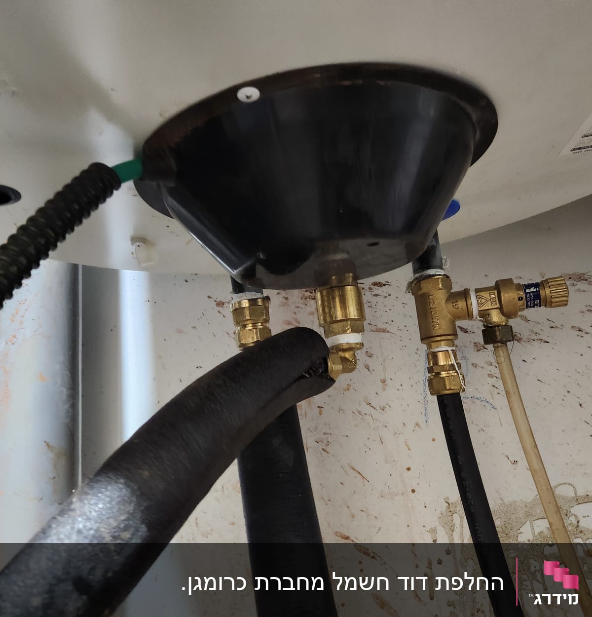 חיבורים וצינורות מתחת לדוד שמש
